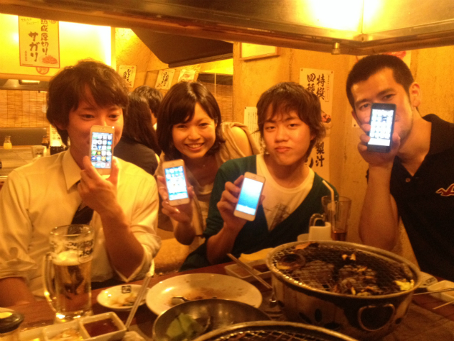 KH - teens with phones 638w